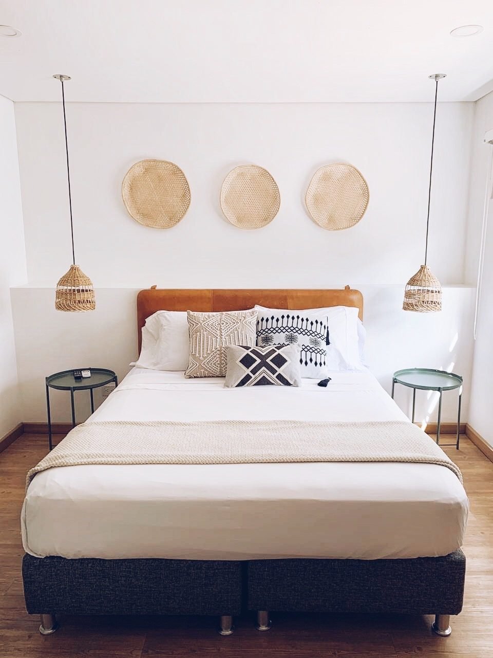 Habitación Deluxe con cama Queen, canastos tejidos y lámparas gemelas de ratán