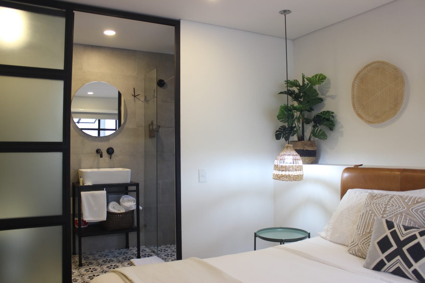 Habitación Deluxe con vista al baño abierto, planta y lámpara de ratán